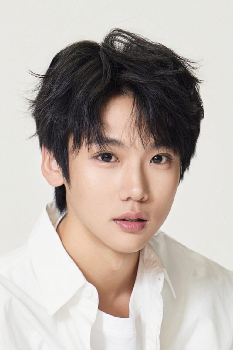 Hu Yichen official photo - Chinese actor, star of A Winter Sun Wakes the Wind in Spring Hills' Dream