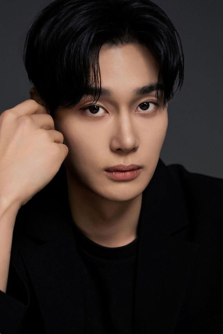 Hwang Dong-hee official photo - South Korean K PLUS actor, star of Check In to You