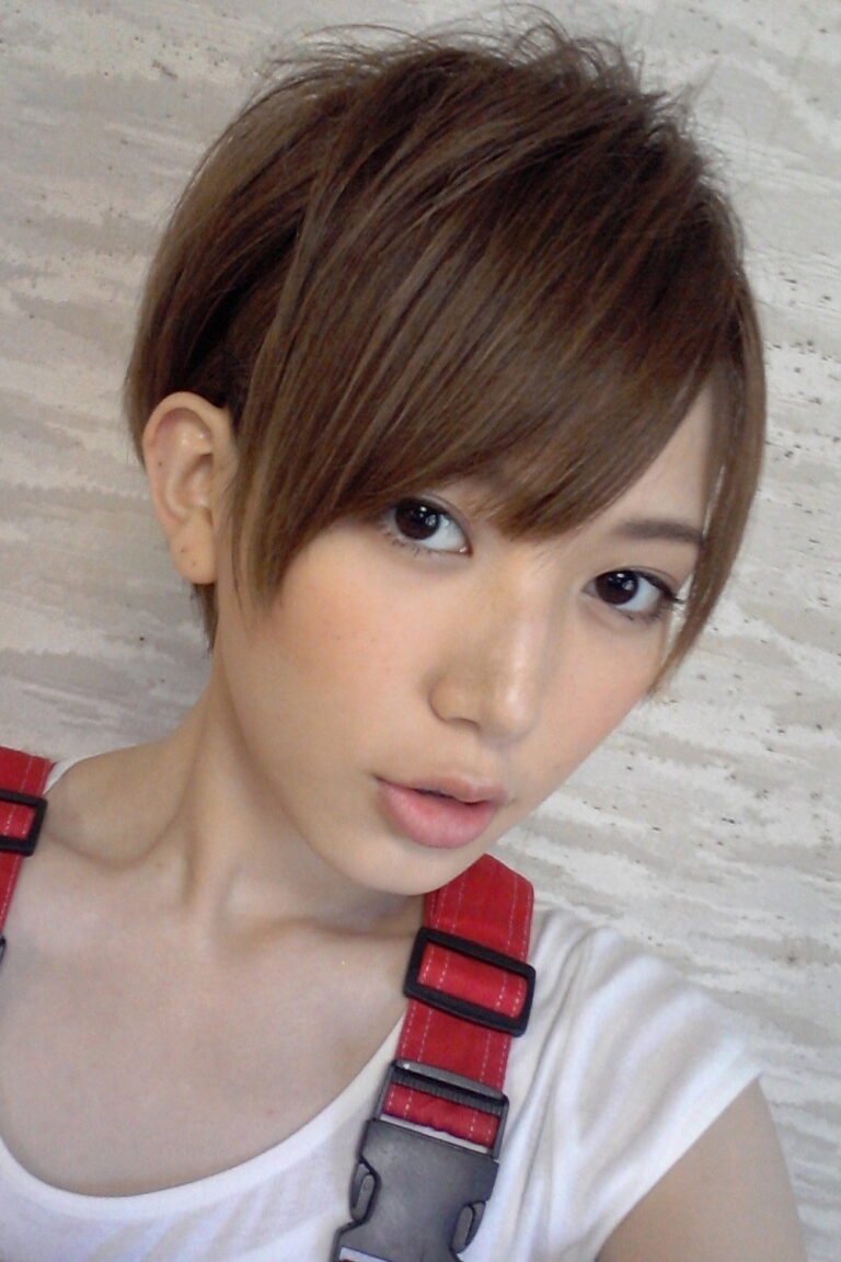 Kaoru Mitsumune official photo - Japanese actress, star of The Boy and I Who Will Break Up in 100 Days
