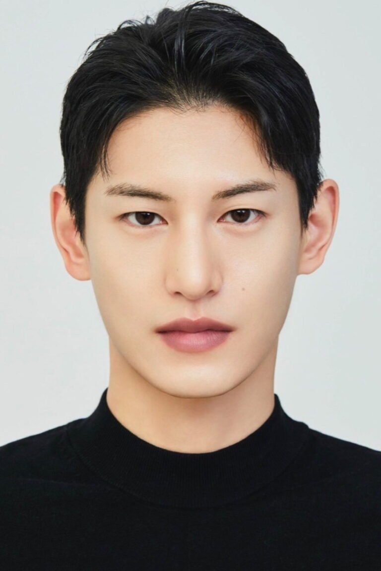 Kim Tae-hwan official photo - South Korean actor, star of Love Class as Lee Ro-a