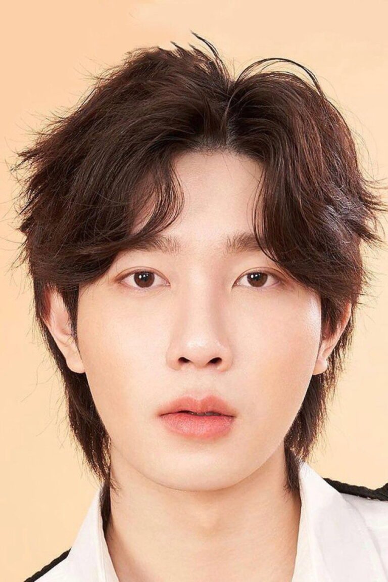 Pharinyakorn Khansawa official photo - Thai Domundi TV actor, singer, and DEXX member, TutorYim pair, star of Cutie Pie, Bed Friend, and ChermChey